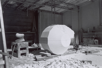 Daniel Strübi, Bildhauer, Arbeitsprozess 03, grobe Form, seitlich, Skulptur Invers III