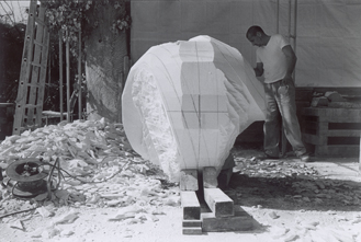Daniel Strübi, Bildhauer, Arbeitsprozess 04, grobe Form, frontal, Skulptur Invers III