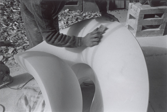 Daniel Strübi, Bildhauer, Arbeitsprozess 06, Feinarbeit, Skulptur Invers III